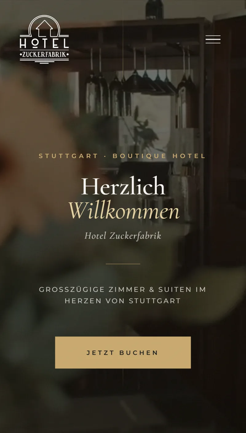 Neue Website von Hotel Zuckerfabrik auf dem Smartphone – Hero-Bereich mit Headline und Buchungs-Button