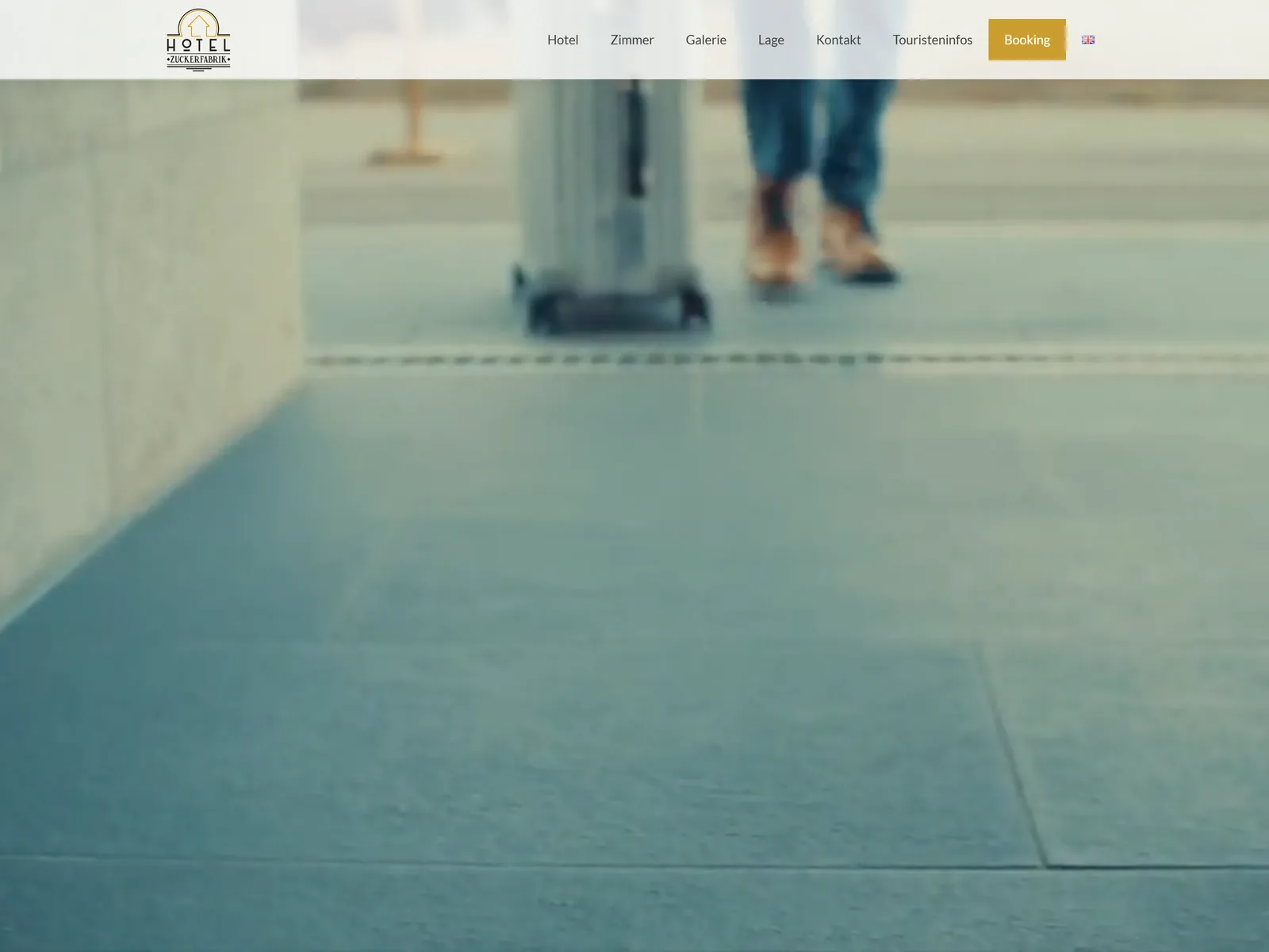Alte Website von Hotel Zuckerfabrik – Hero-Bereich mit transparenter Navigation ohne Willkommenstext